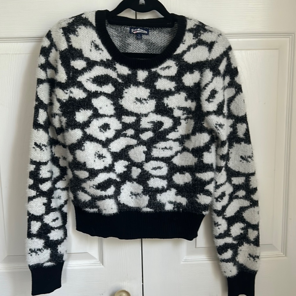 Junior Women’s Large Black and White Sweater
